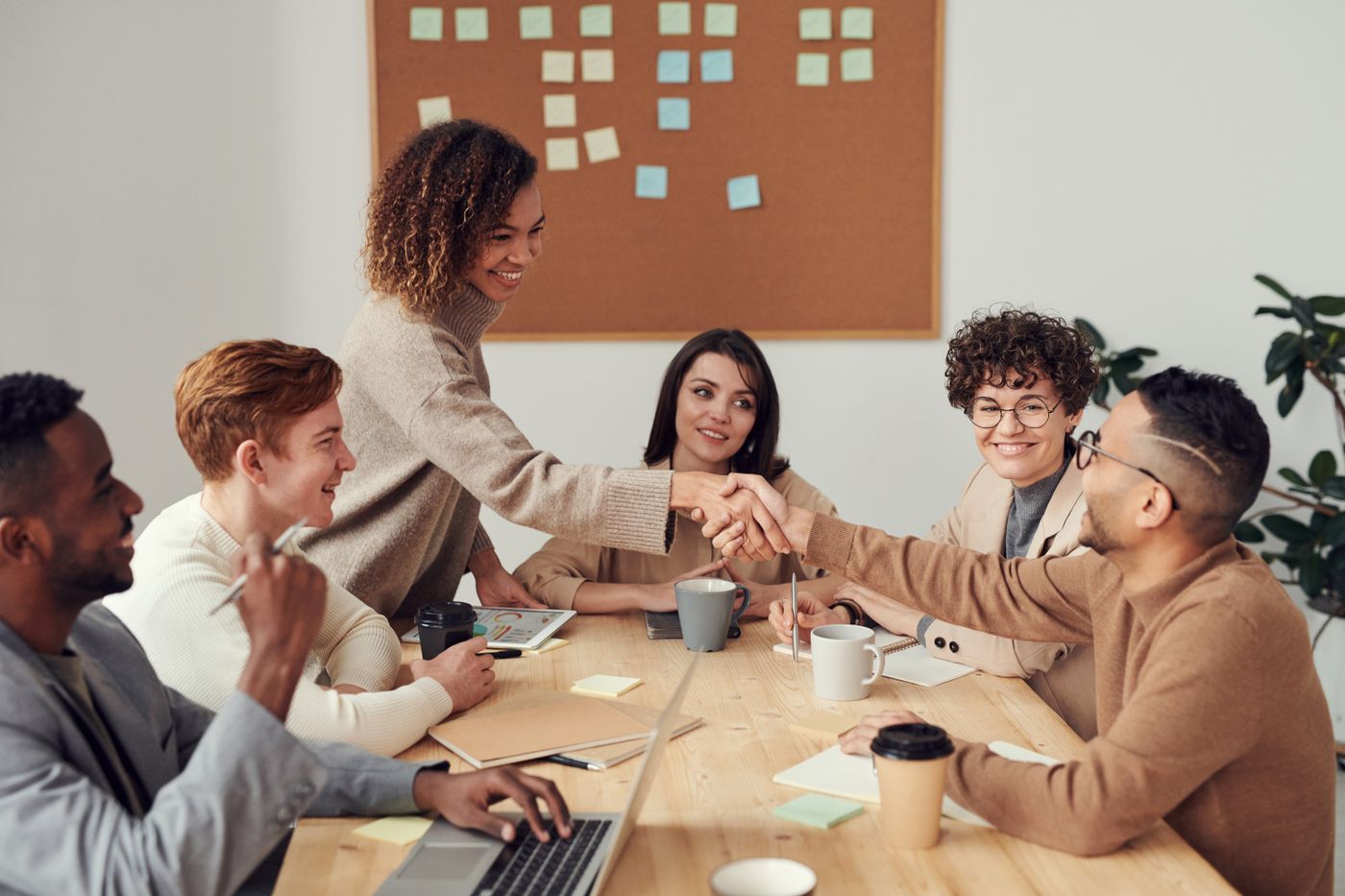 Equipo en reunión corporativa, fotografía ilustrativa