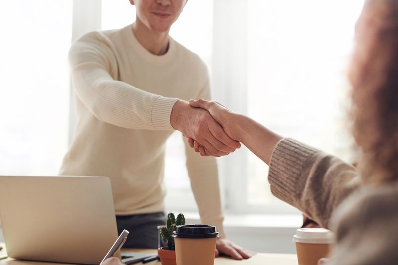 Acuerdo empresarial y apretón de manos, fotografía ilustrativa