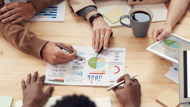 Revisión de métricas e informes empresariales, fotografía ilustrativa