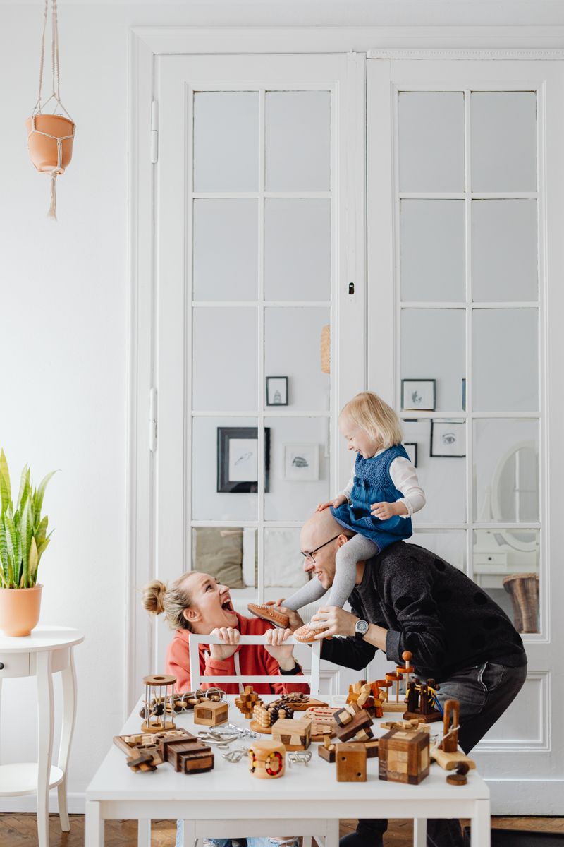 Familia compartiendo momentos en el hogar, fotografía ilustrativa