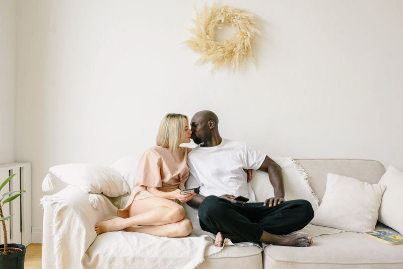 Pareja en su hogar con tranquilidad, fotografía ilustrativa